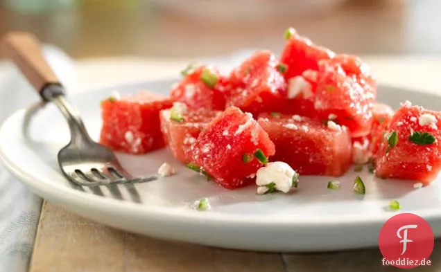 Wassermelone und Feta mit Limette und Serrano-Chilischoten