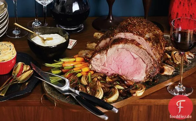 Senfkorn-verkrustete Prime Rib Braten mit gerösteten Balsamico-Zwiebeln