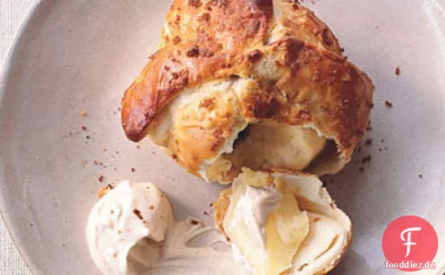 Bratapfel, Rosinen und brauner Zucker Knödel