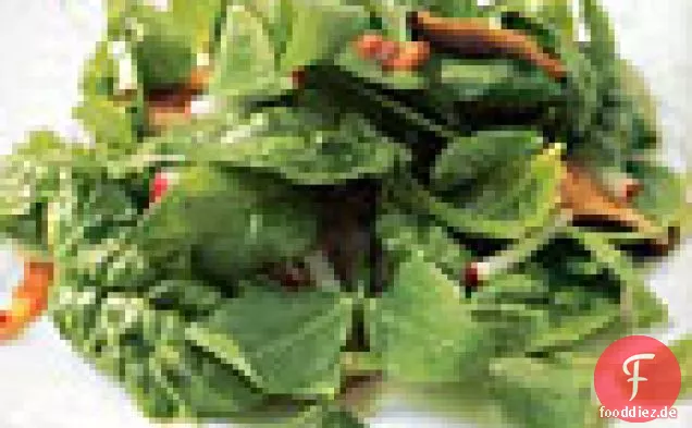 Erbsensuppe und Spinatsalat mit Speck und Shiitakes