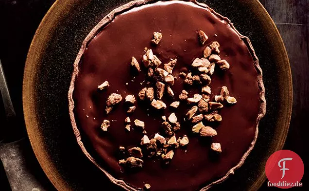 Schokolade-auf-Schokolade-Torte mit Ahornmandeln