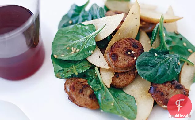 Asiatischer Spinatsalat mit Wurst und Birnen