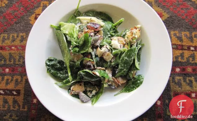 Spinatsalat mit Ziegenkäse, Mandeln und schwarzen Trauben