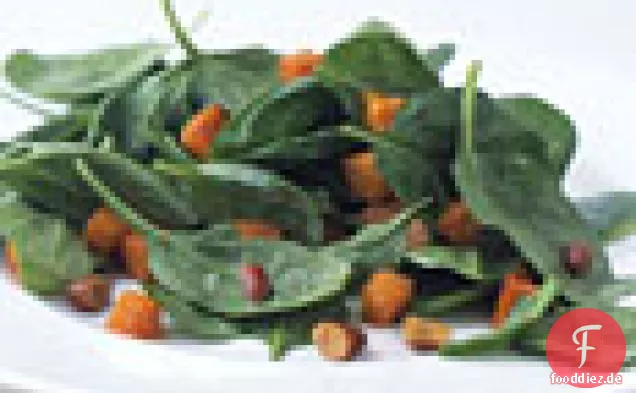 Gerösteter Butternut-Kürbis-Spinat-Salat mit geröstetem Mandeldressing