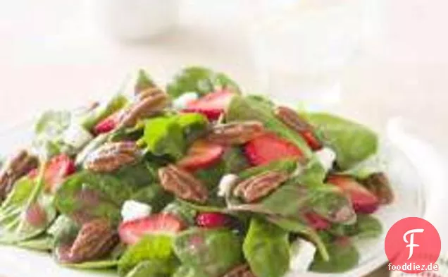 Spinatsalat mit Erdbeeren, Feta & glasierten Pekannüssen