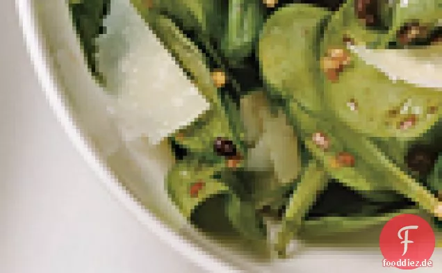 Spinatsalat mit Pecorino, Pinienkernen und Johannisbeeren