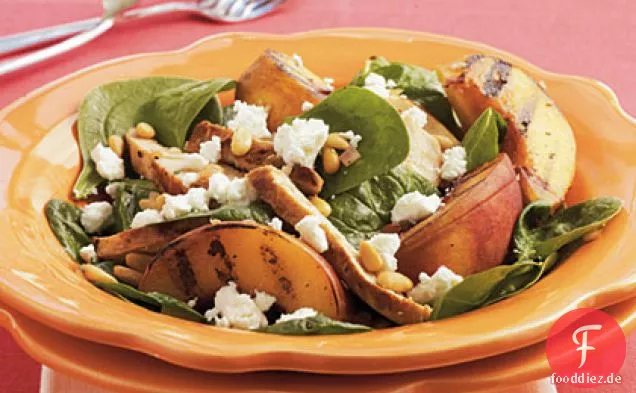 Gegrilltes Hähnchen und Pfirsich-Spinat-Salat mit Sherry-Vinaigrette