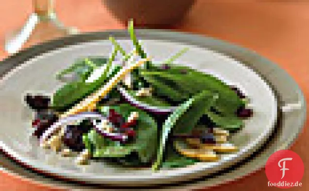 Spinatsalat mit Bosc-Birnen, Preiselbeeren, roten Zwiebeln und gerösteten Haselnüssen