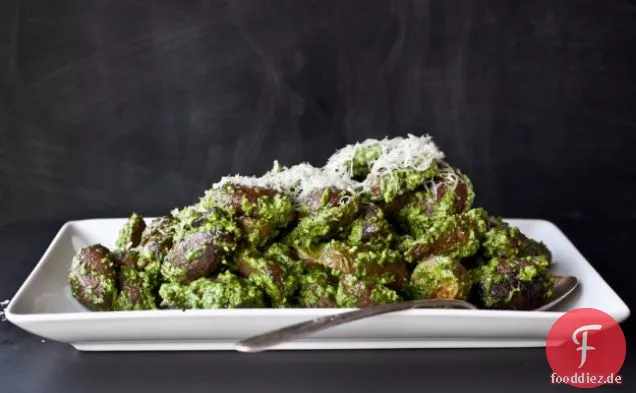 Bratkartoffeln mit gehacktem Spinatpesto