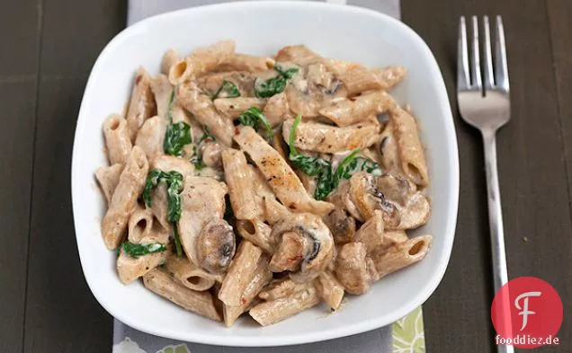 Cremige Hühnernudeln mit Pilzen und Spinat