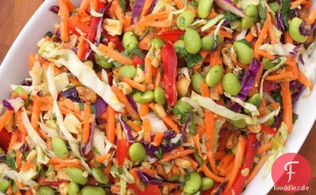 Asiatische Slaw mit Ingwer-Erdnuss-Dressing