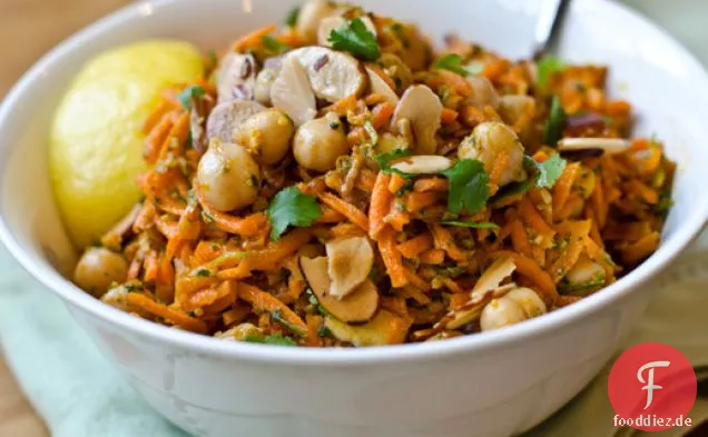 Karotten-Kichererbsen-Salat mit gebratenen Mandeln