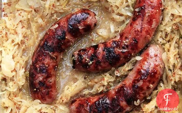 Bratwurst vom Grill mit Bier, Senf und Sauerkraut
