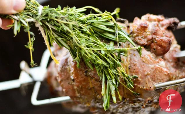 Grillen: Rotisserie ohne Knochen Lammkeule mit Zitrone, Rosmarin und Knoblauch