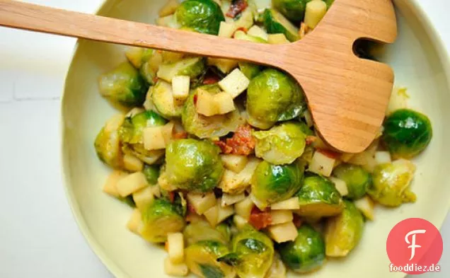 Glasierte Rosenkohl und Äpfel in gebräunter Butter und Sahne
