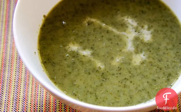 Cremige Salat-Knoblauch-Scape-Suppe