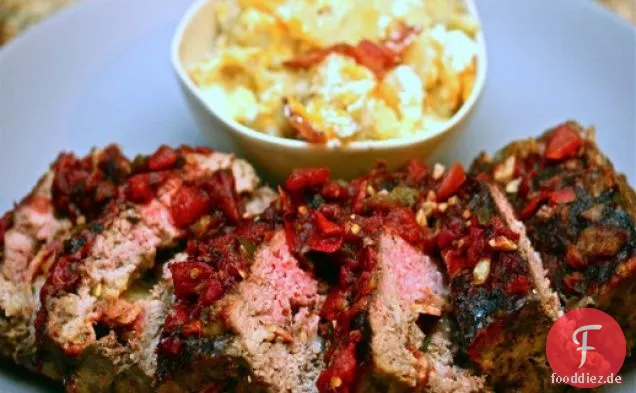 Speck- und Gouda-gefüllter Hackbraten mit Tomatenmarmelade und geladenem Kartoffelpüree