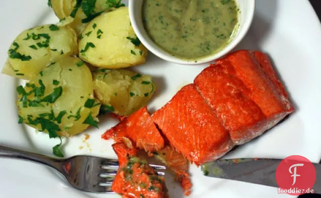 Gebratener Lachs mit Kartoffeln und cremiger Sardellensauce