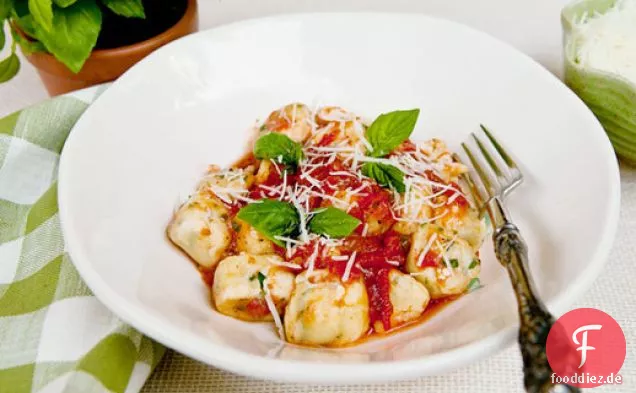Kräuter-Ricotta-Gnocchi Mit Schneller Tomatensauce