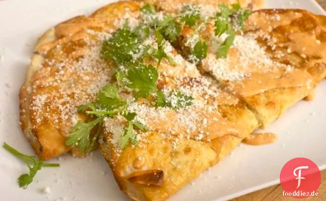 Quesadilla Fritas (gebratene Quesadillas) mit eingelegten Jalapeños, Koriander und Chipotle Crema
