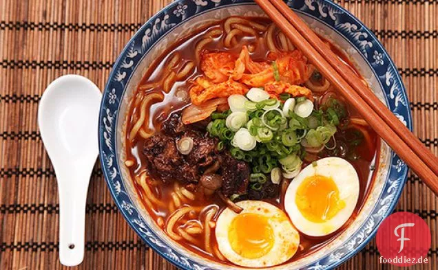 Hausgemachte Shin Cup-Stil würzige koreanische Ramyun Rindfleisch Nudelsuppe