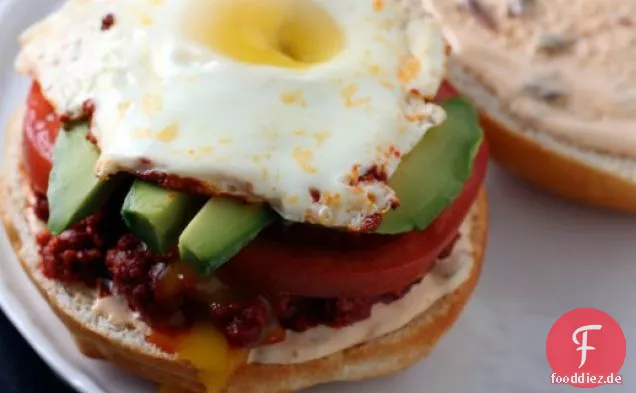 Chorizo Avocado und Ei Cemitas mit Chipotle Mayonnaise