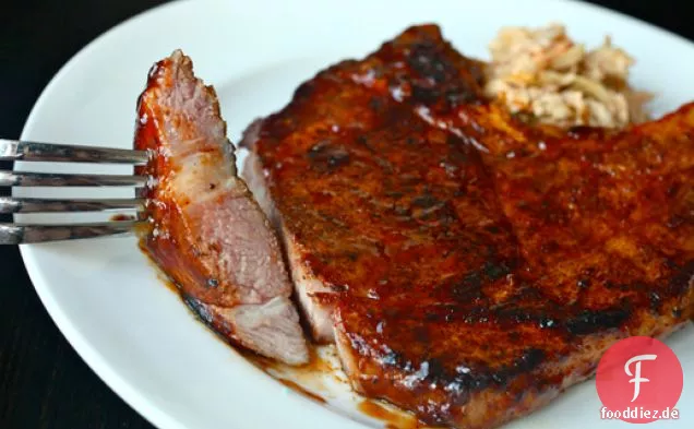 Sous-Vide 101: Würzig geriebene Schweinekoteletts mit BBQ-Sauce