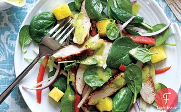 Gegrilltes Hähnchen und Spinatsalat mit würzigem Ananas-Dressing