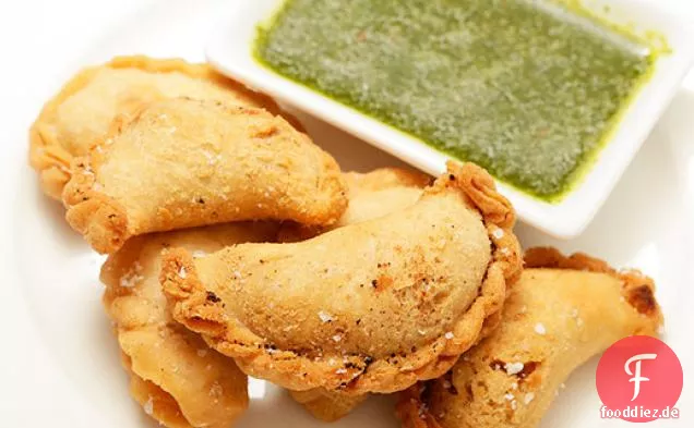 Rauchige Kartoffel-Kapern-Empanadas mit Koriandersauce