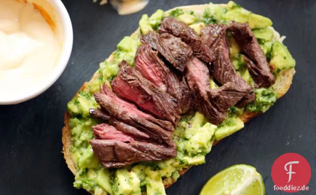 Gegrilltes Steak, Avocado und würzige Crema-Sandwiches