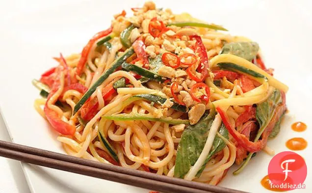 Würziger Erdnussnudelsalat mit Gurken, Paprika und Basilikum (vegan)