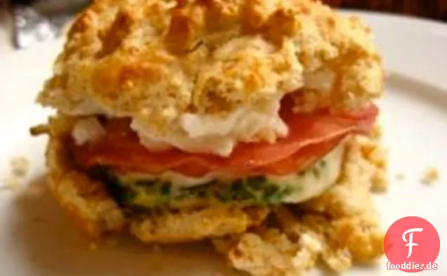 Meat Lite: Soppressata-, Ei- und Ricotta-Sandwiches auf Buttermilchkeksen