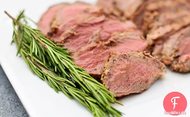 Gegrillte Butterflied Lammkeule mit Rosmarin, Knoblauch und Senfkruste