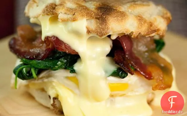 Eiersandwich mit Spinat, Brie und Ahornspeck