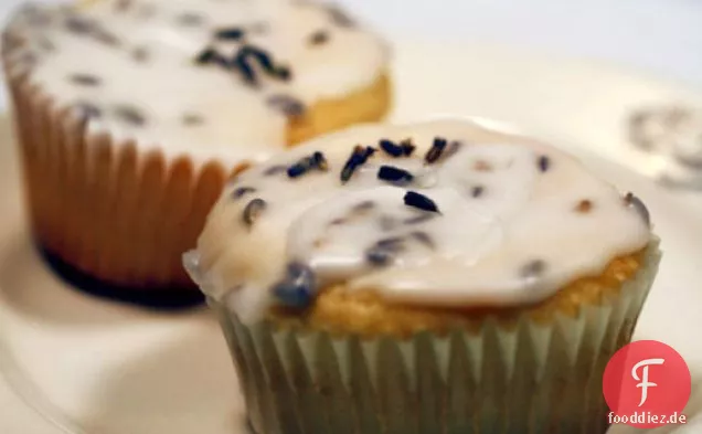 Französisch im Nu: Crème Fraîche Cupcakes mit Provence Lavendelglasur