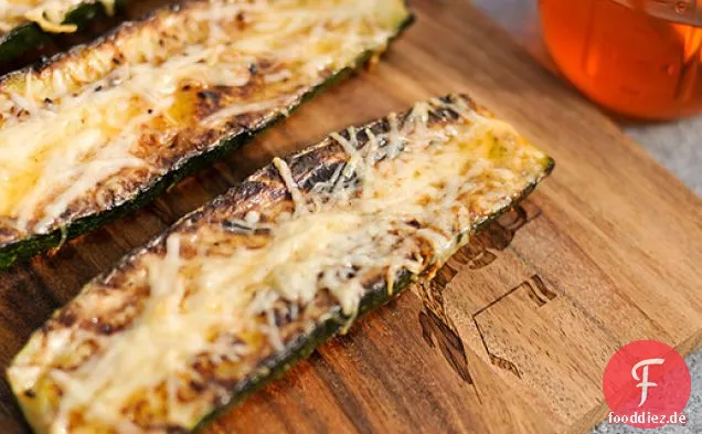 Grillen: Zucchini mit Parmesan und Knoblauch Chiliöl