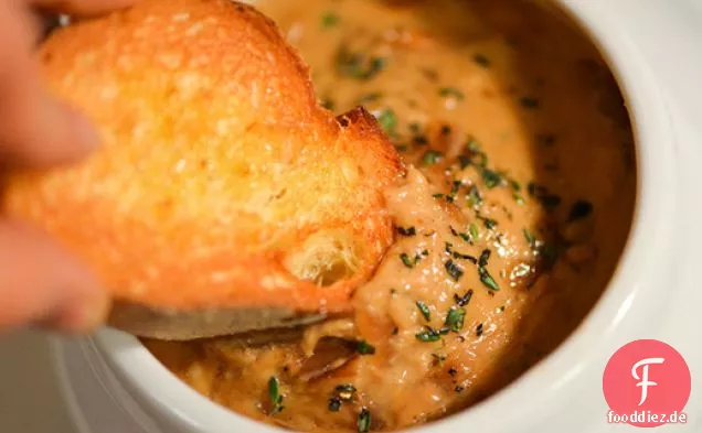 Französischer Zwiebelsuppe-Käse-Dip
