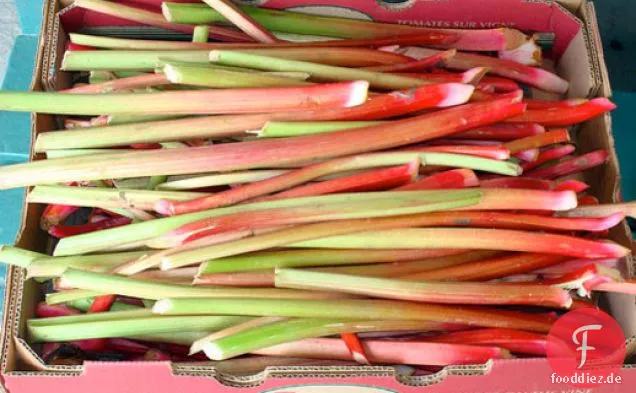 Kochen Sie das Buch: Rhabarber-Frischkäse-Torte mit frischen Erdbeeren