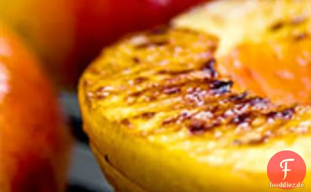 Grillen: Pfirsiche mit frischer Himbeersauce