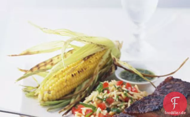 Gegrilltes New York Strip Steak mit Salsa Verde