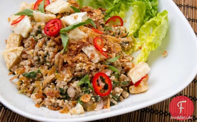 Schweinefleisch Larb (Thai-Salat mit Schweinefleisch, Kräutern, Chili und geröstetem Reispulver)