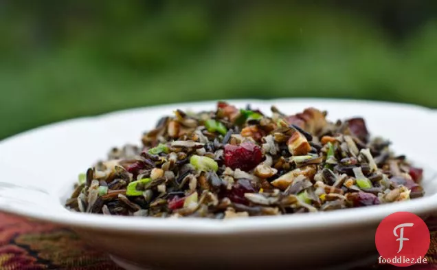 Wildreis-Salat mit Preiselbeeren und Pekannüssen