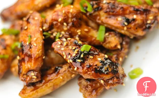 Gegrillte Hoisin glasierte Hähnchenflügel