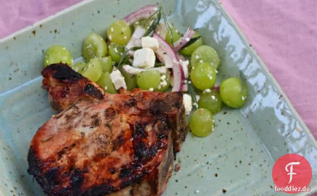 Gesalzene, gegrillte Schweinekoteletts mit Estragon-Trauben-Salat