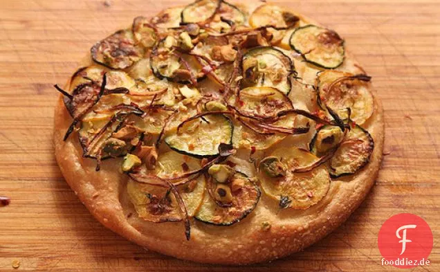 Easy Pan Pizza Mit Zucchini, Roten Zwiebeln und Pistazien (Vegan)