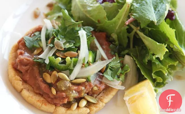 Vegane Sopes mit Refried Bohnen und Salsa Verde