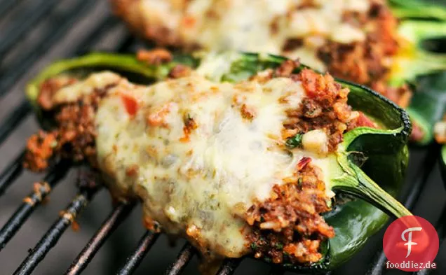 Gegrillte Chorizo Gefüllte Poblano Paprika