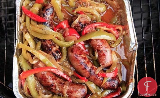 Gegrillte italienische Wurst mit süß-saurer Paprika und Zwiebeln