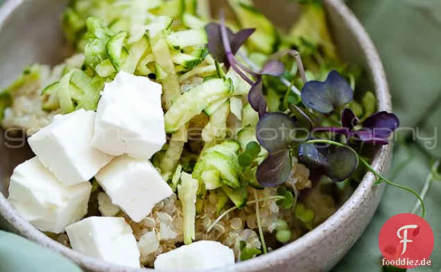zucchini-quinoa-Salat mit microgreens | tender greens