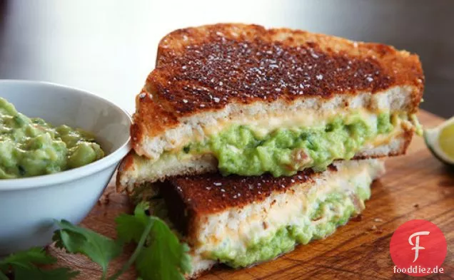 Gegrillter Käse mit Guacamole